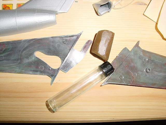 MIG-15 Detail Knetmasse und Kleber