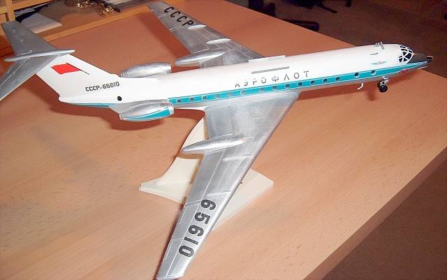 TU-134 gebautes Modell