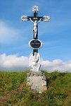 Wegkreuz und Hausbild in Ötz