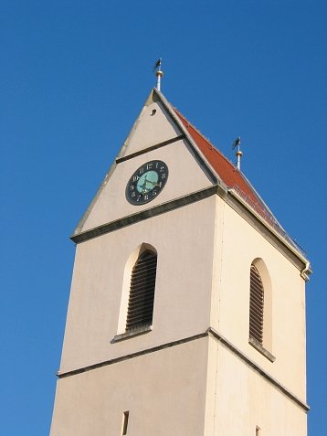 St. Kolumban in Wendlingen Turm von der Hauptstraße aus gesehen.