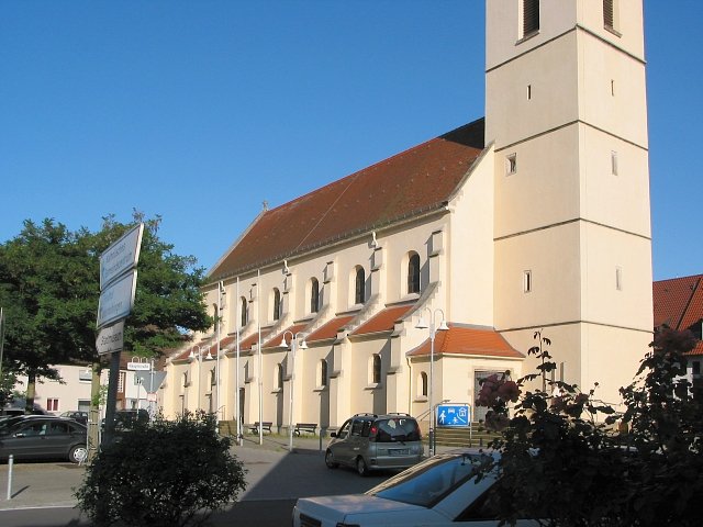 St. Kolumban in Wendlingen von der Hauptstraße aus gesehen.