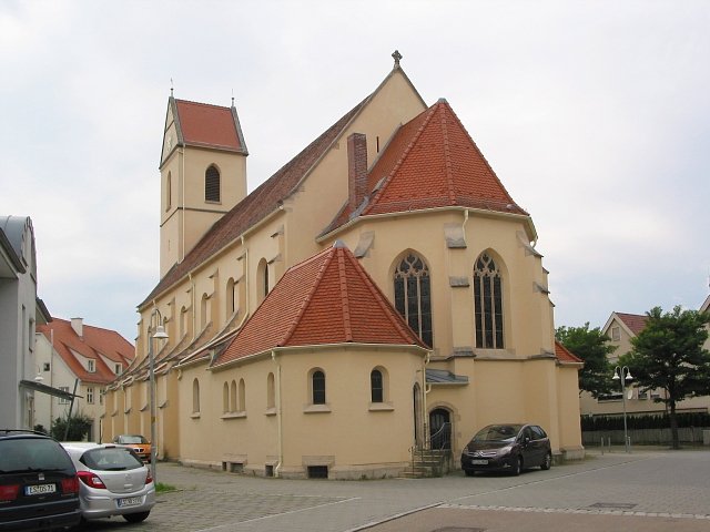 St. Kolumban in Wendlingen von der Kirchenstraße aus gesehen.